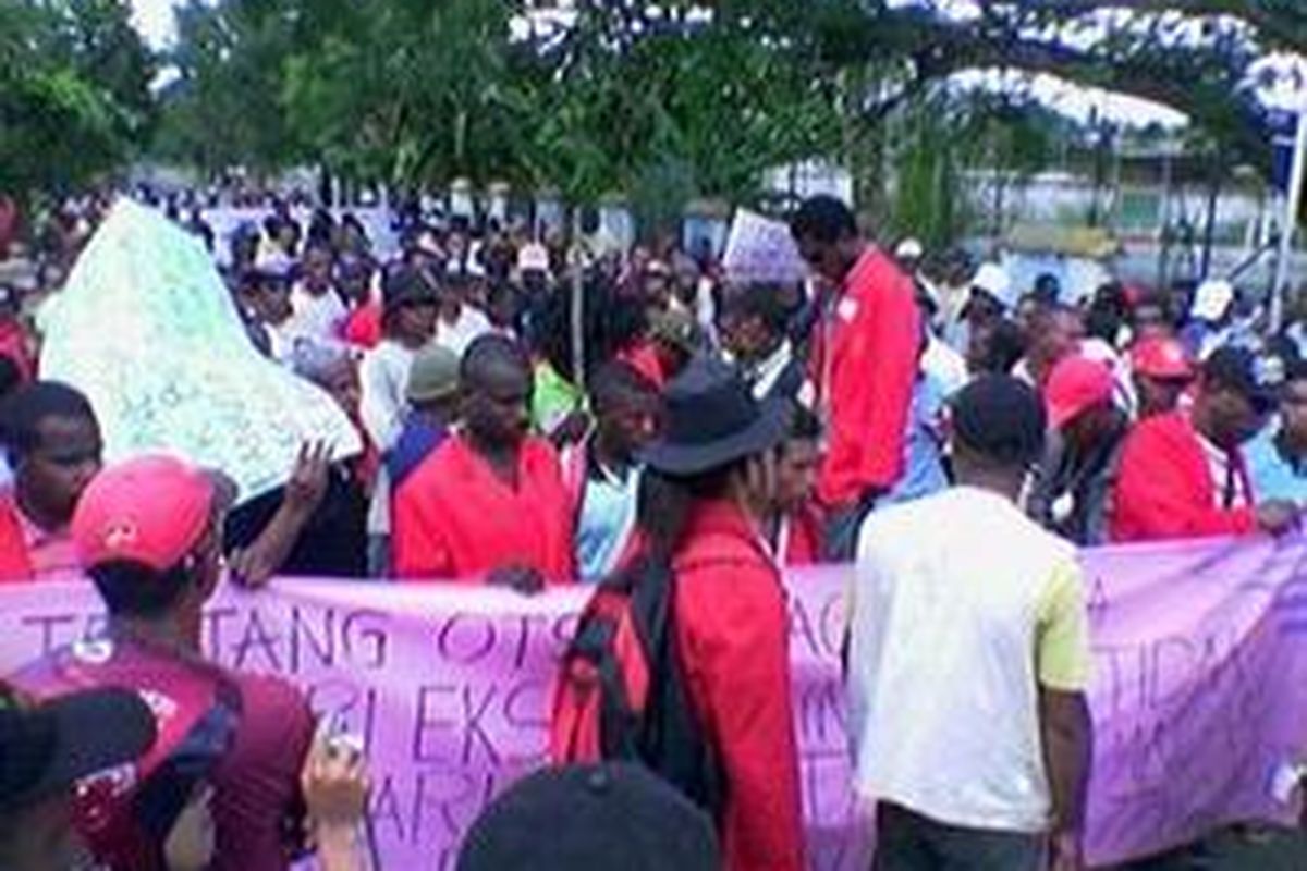 Demonstran yang dikoordinir Otorita Nasional papua Barat, Senin (3/3), diwarnai pengibaran bendera bintang kejora. Mereka berdemonstrasi untuk menyatakan keberatan atas PP77/2007 tentang penggunaan atribut daerah.