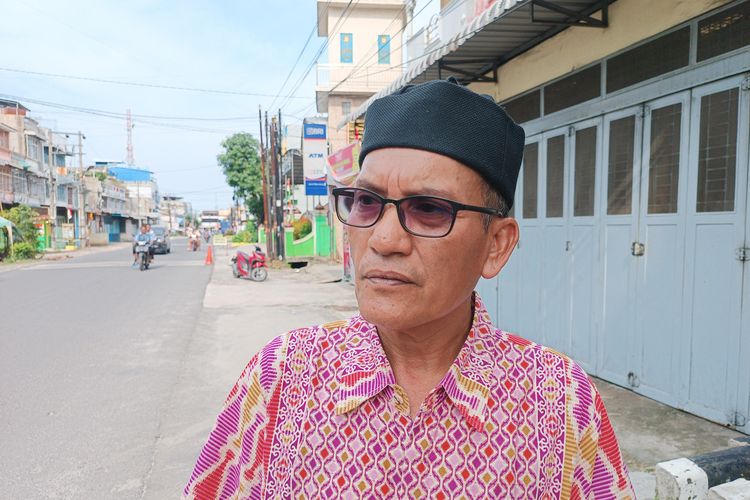 Kepala Lingkungan XIII, Ahmad Tohir Nasution saat diwawancarai di Jalan Pukat II, Kelurahan Bantan Timur, Kecamatan Tembung, Kota Medan pada Minggu (24/8/2025). 