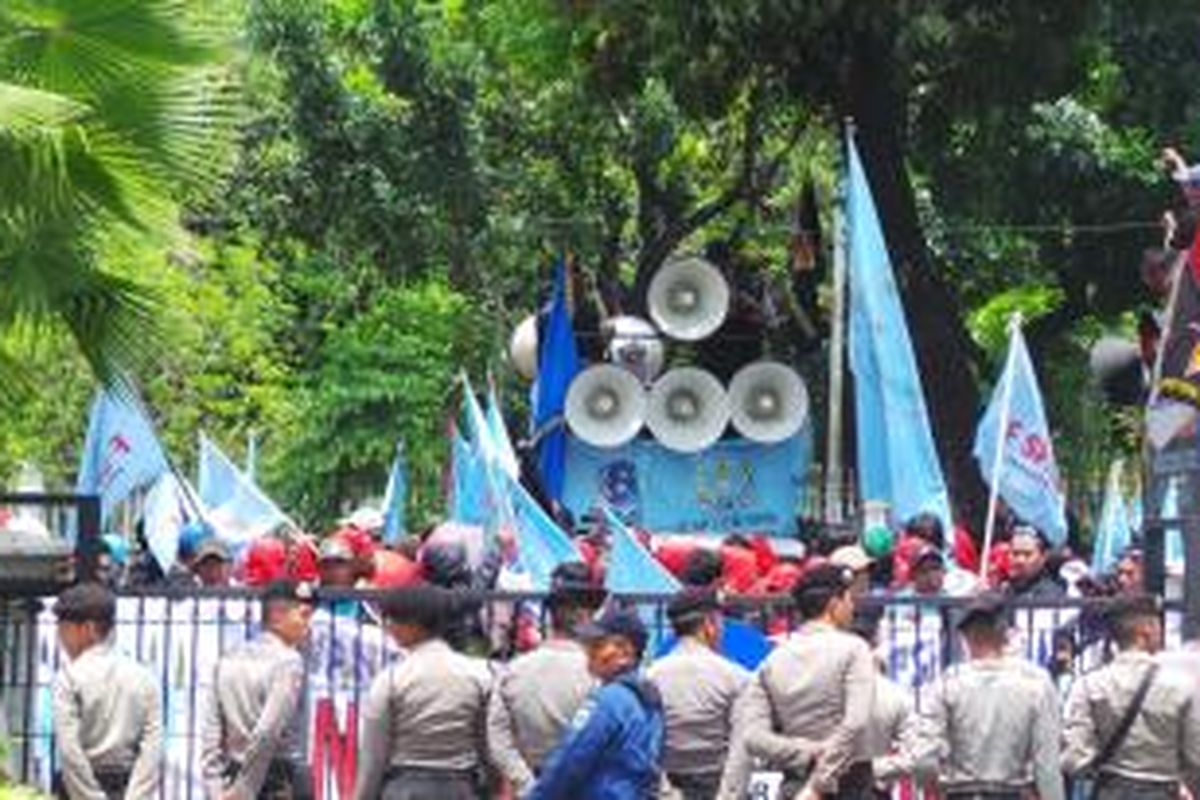 Aksi unjuk rasa ratusan buruh di depan Balai Kota, Kamis (26/11/2015). Mereka menuntut pencabutan PP Nomor 78 Tahun 2015 tentang pengupahan.