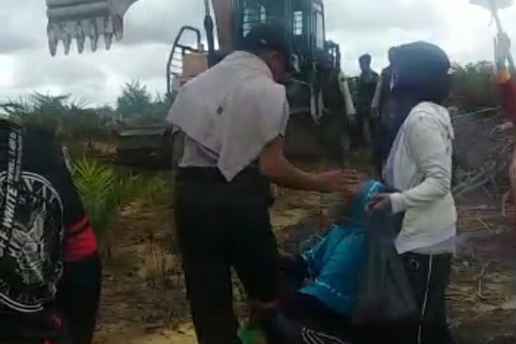 Tangkapan layar video viral emak-emak mempertahankan lahan perkebunan yang digarap perusahaan di Desa Rantau Kasih, Kecamatan Kampar Kiri Hilir, Kabupaten Kampar, Riau, Senin (23/8/2021).