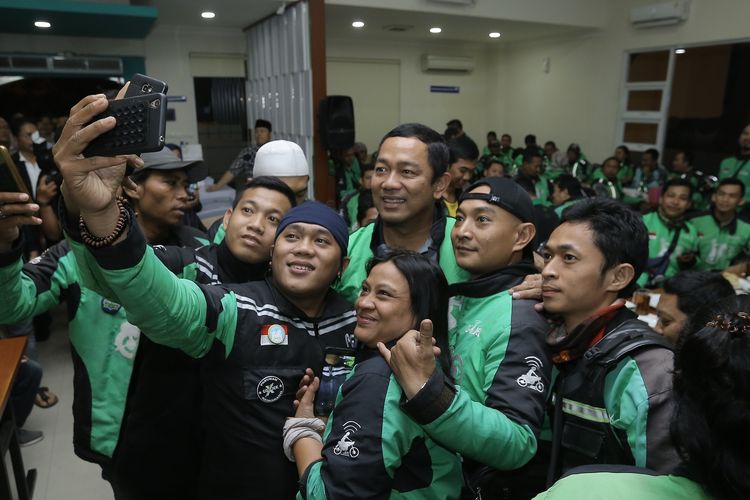 Wali Kota Semarang Hendrar Prihadi mengikuti acara sahur bersama ratusan pengemudi ojek online di salah satu rumah makan di Jl. Achmad Yani, Semarang, Senin (20/5/2019).