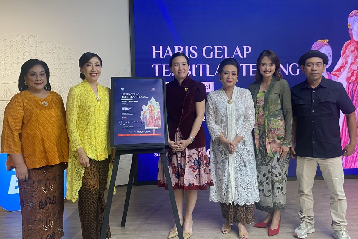 Veronica Tan, Sasya Tranggono, dan M. Hilmi Faiq dalam acara pameran tunggal Habis Gelap Terbitlah Terang di Menara Kompas, Jakarta Pusat, Senin (21/4/2025).