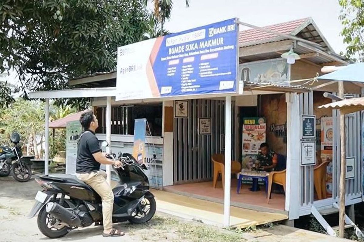 Salah satu contoh warung yang juga menjadi AgenBRILink atau menyediakan akses perbankan bagi masyarakat di daerah, termasuk wilayah terdepan, terpencil, dan tertinggal (3T). 