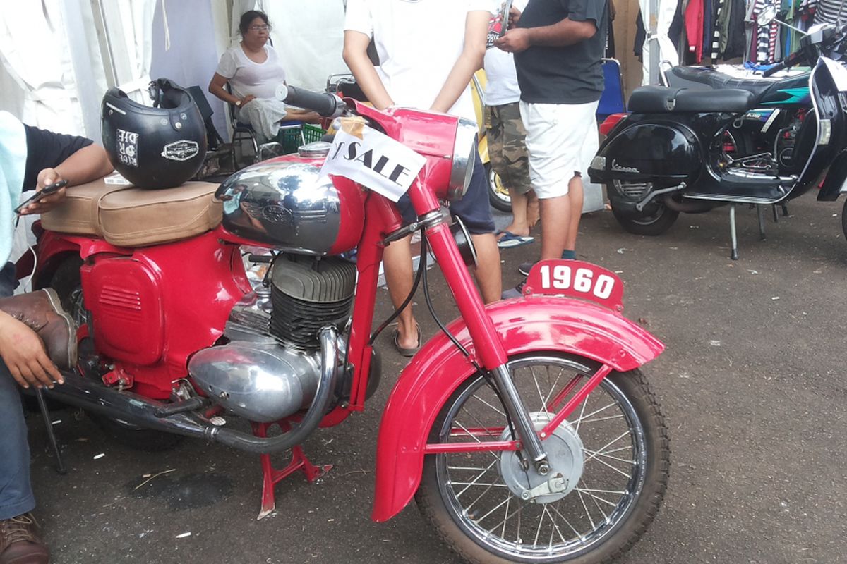 Salah satu sepeda motor lawas yang siap jual yang dipajang di lokasi Pasar Jongkok Otomotif (Parjo), di Museum Purna Bhakti Pertiwi, Taman Mini Indonesia Indah, Jakarta Timur, Sabtu (7/4/2018).