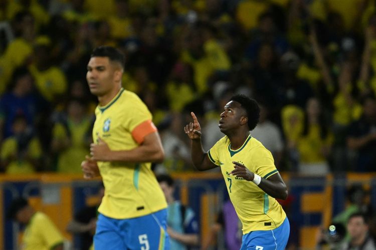 Brazil's forward #07 Vinicius Jr (R) celebrates after scoring his team's first goal during the international friendly football match between Brazil and Panama at the Maracana stadium in Rio de Janeiro, Brazil on May 31, 2026. (Photo by Mauro PIMENTEL / AFP)