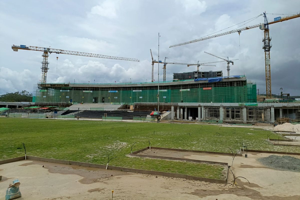 Istana Negara dengan latar belakang Istana Presiden Burung Garuda di Kawasan Istana Presiden. Progres konstruksi Istana Negara sudah mencapai 58 persen dan Lapangan Upacara 80 persen, Kamis (1/2/2024). April 2024 akan dilakukan exercise persiapan pelaksanaan upacara peringatan HUT ke-79 Kemerdekaan RI.
