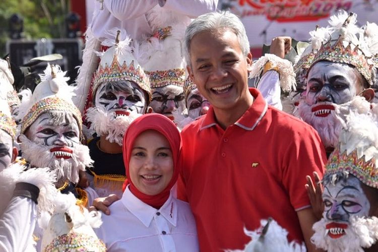 Ganjar Pranowo berfoto bersama dengan sejumlah penari yang berasal pelajar di Jateng