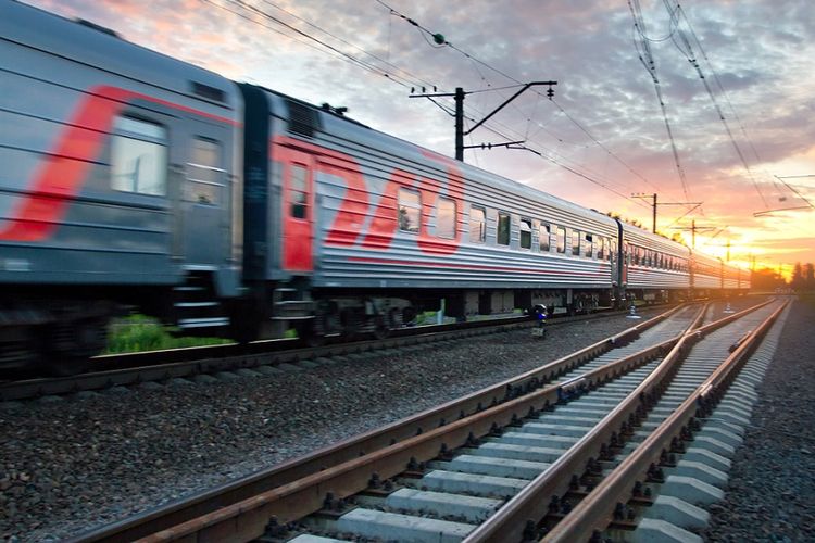 Ilustrasi kereta api melaju kencang di Rusia.