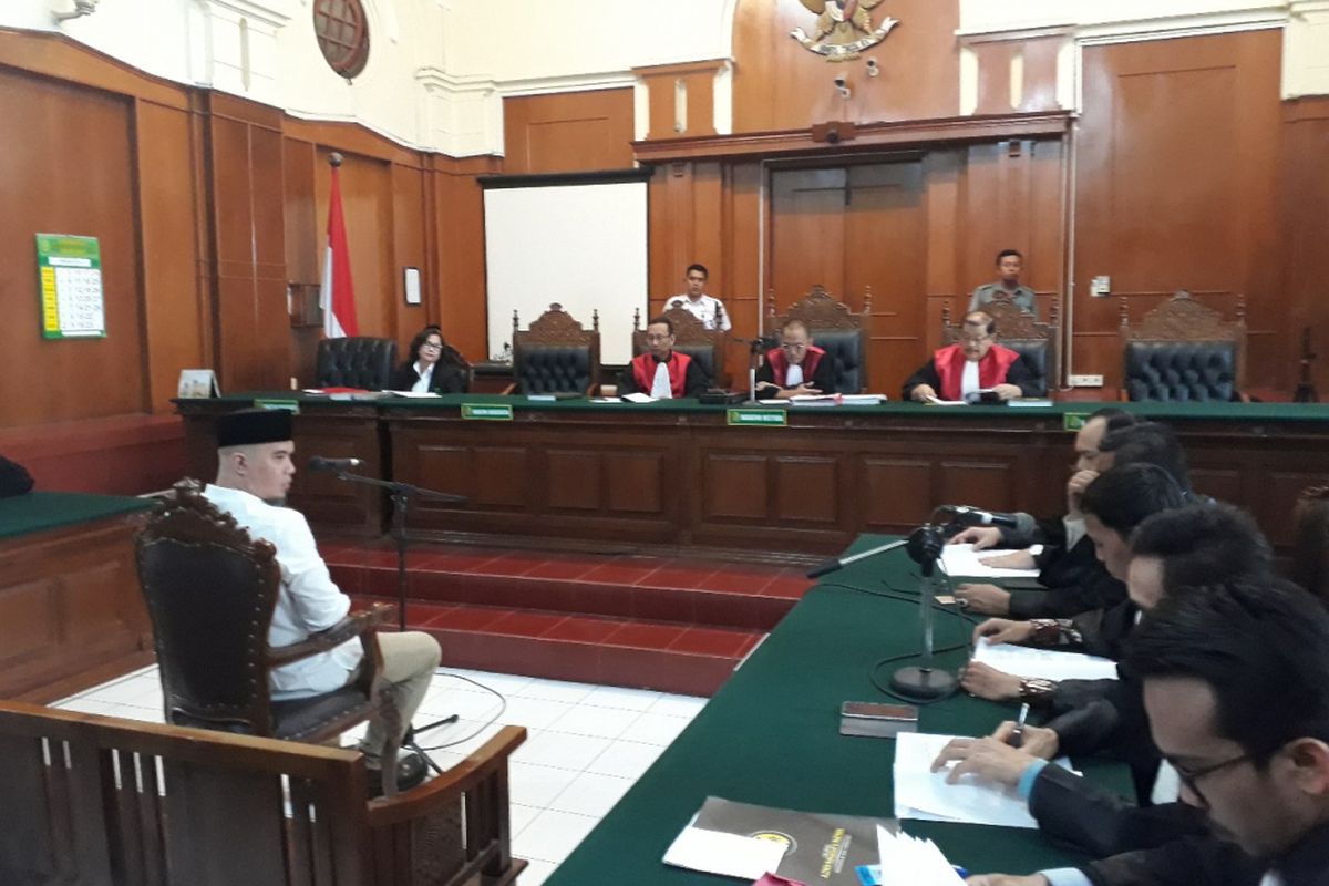 Ahmad Dhani menghadiri sidang Vlog Idiot agenda pembacaan eksepsi di PN Surabaya, Selasa (12/2/2019)