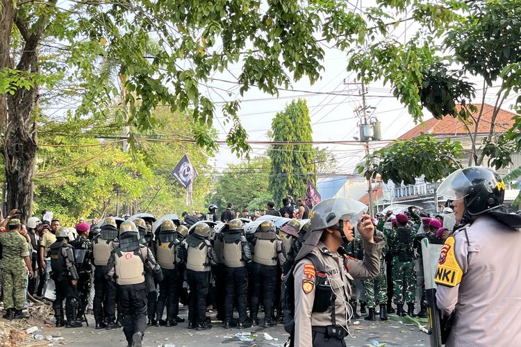 Aparat Bentuk Barikade Adang Massa Pesilat Masuk Markas DC Surabaya