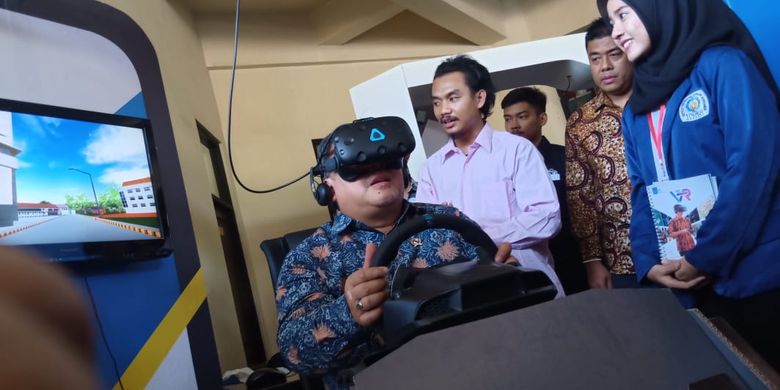 Menristek Bambang Brodjonegoro menjajal inovasi virtual reality usai menyampaikan orasi ilmiah dalam Dies Natalis Institut Teknologi Sepuluh Nopember (ITS) Surabaya ke-59 di Graha ITS, Surabaya (10/11/209).