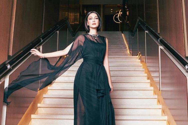 Luna Maya tampil dengan rambut pendek dan dress hitam elegan saat menghadiri gala premier dan konferensi pers film Sukma pada Selasa (9/9/2025).