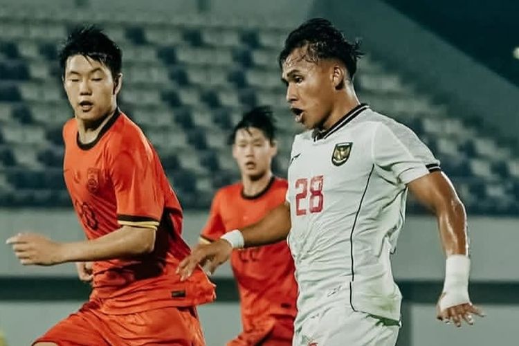 Pemain timnas U17 Indonesia pada uji coba internasional pertama melawan China yang berakhir dengan skor 0-7 di Stadion Indomilk Arena Tangerang, Minggu (8/2/2026) malam.