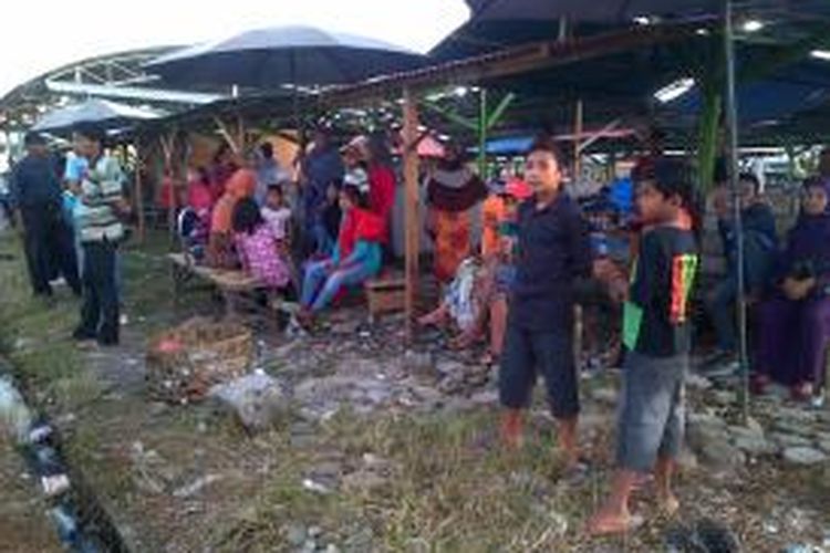 Evakuasi Pesawat Garuda di Bandara Lombok Jadi Tontonan Warga

