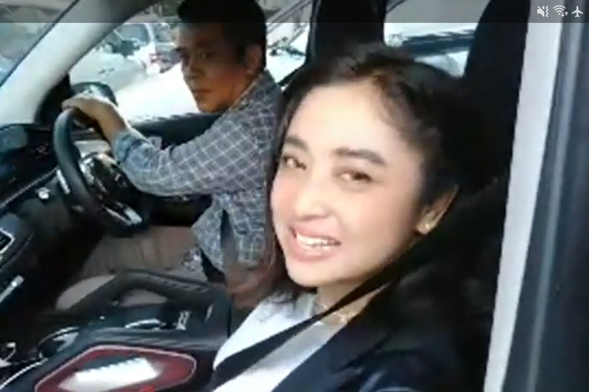 Penyanyi dangdut Dewi Perssik saat ditemui di kawasan Tendean, Jakarta Selatan, Kamis (9/3/2023). 