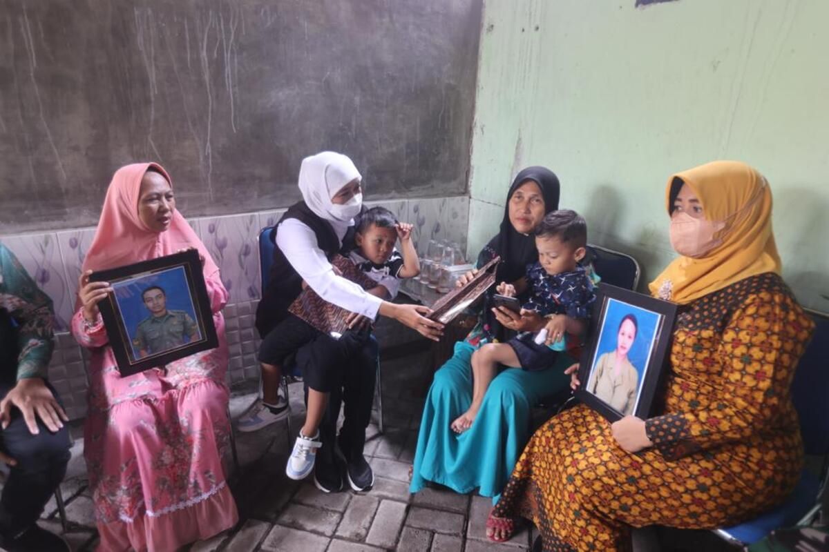 Gubernur Jawa Timur Khofifah Indar Parawansa melakukan ziarah dan takziyah ke keluarga korban serangan di Kabupaten Yalimo Papua, yaitu almarhum Sertu Eka Andriyanto Hasugian (28) dan istrinya yang merupakan Bidan Sri Lestari Indah Putri (33), di Sidoarjo, Sabtu (2/4/2022).