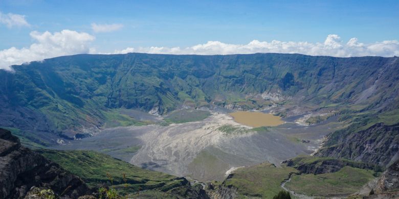 Panorama Gunung Tambora di Pulau Sumbawa. 