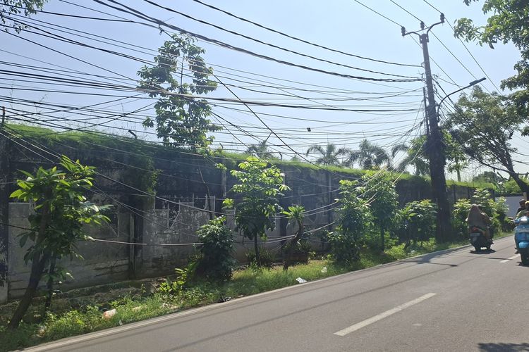 Kabel Semrawut di Jalan Tanjung Pura Jakbar, Sering Nyangkut Saat Truk Lewat