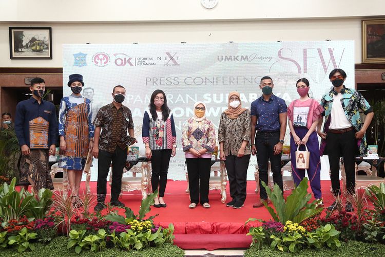 Pemerintah Kota (Pemkot) Surabaya bersama Dewan Kerajinan Nasional Daerah (Dekranasda) Kota Surabaya, berupaya membangkitkan perekonomian Usaha Mikro Kecil Menengah (UMKM), dengan menggelar Surabaya Fashion Week (SFW) 2021 yang digelar pada 31 Oktober - 7 November 2021 mendatang.