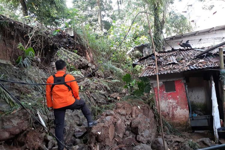 Seorang petugas BPBD Kota Bogor, Jawa Barat, mendatangi lokasi longsor yang terjadi di Kampung Ciheuleut, Kelurahan Tegallega, Kecamatan Bogor Tengah, Senin (19/6/2023).