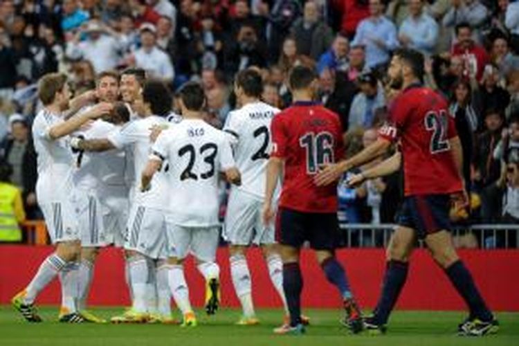 Para pemain Real Madrid saat merayakan gol Cristiano Ronaldo ke gawang Osasuna pada lanjutan Primera Division di Santiago Bernabeu, Sabtu (26/4/2014). Madrid menang 4-0 pada pertandingan tersebut. 