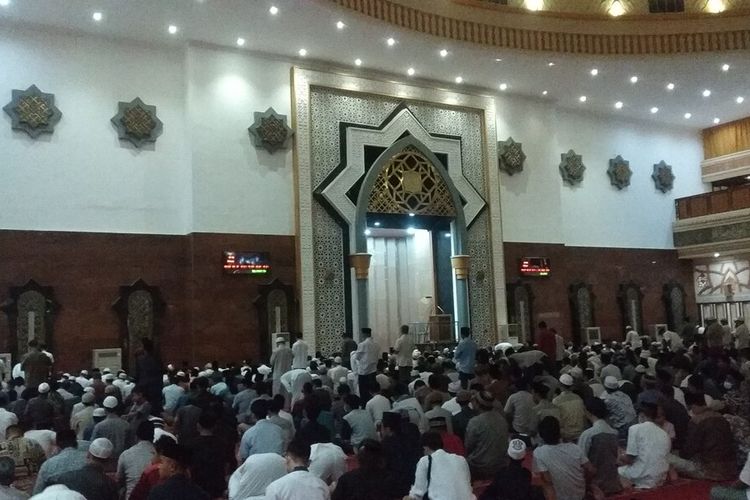 suasana shalat tarawih di masjid islamic center NTB