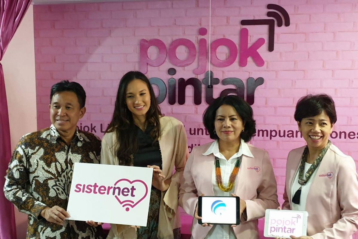 Staff Ahli Kementrian Kelautan dan Perikanan, Aryo Hanggono, Insipiring Sister & Founder Seasoldier Nadine Chandrawinata, Sekretaris Jenderal Kementerian Kominfo Rosarita Niken Widiastuti bersama dengan Direktur Teknologi XL Axiata Yessie D. Yosetya (kiri-kanan) meresmikan Pojok Pintar Sisternet di Kantor Kementrian Komunikasi dan Informatika, Jakarta, Senin (4/3/2019).