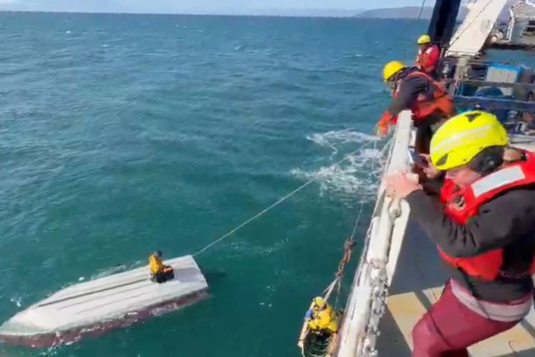 Dua Hari Berpegangan pada Perahu Terbalik, Remaja 15 Tahun Selamat di Laut Bering