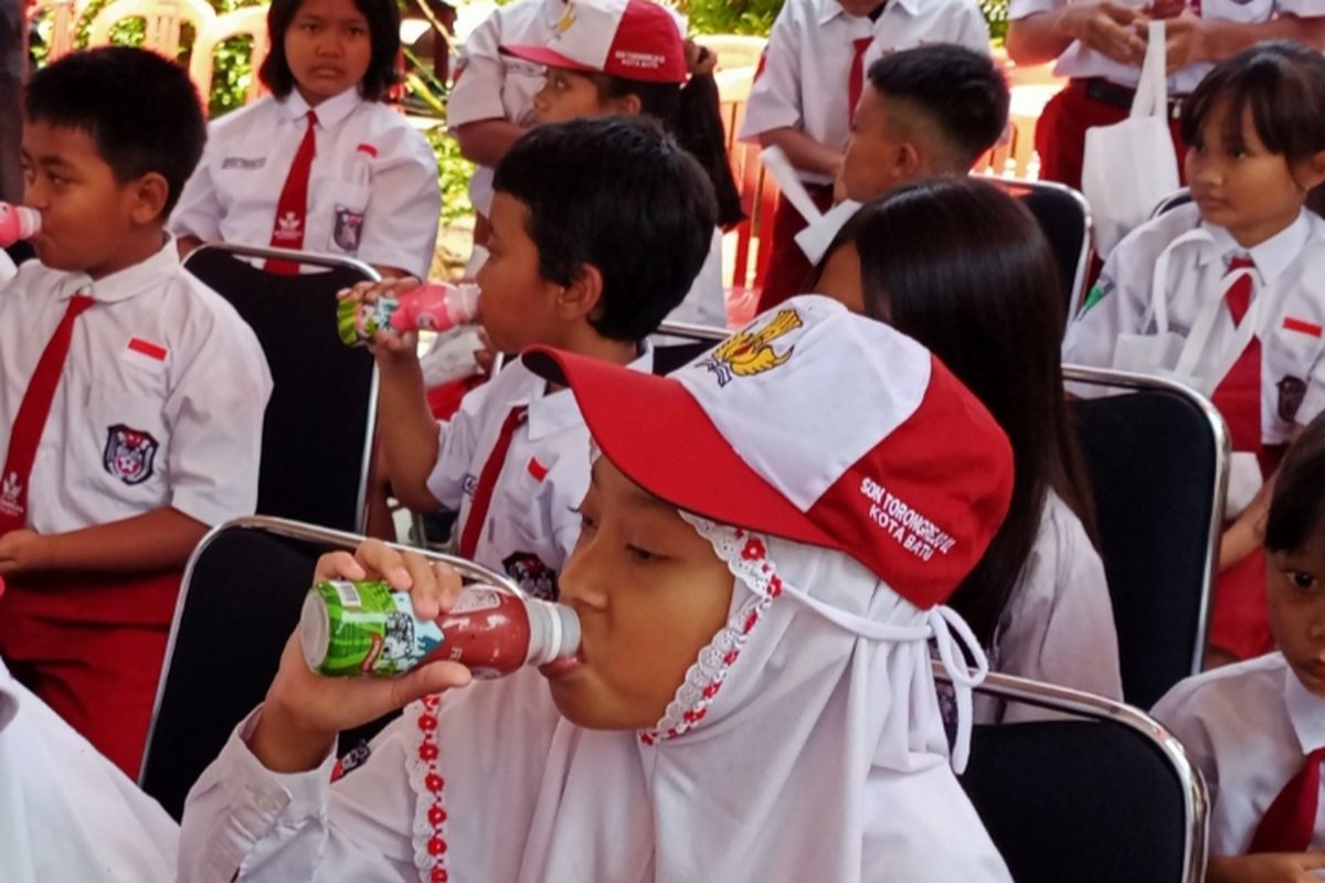 Pelaksanaan uji coba pemberian paket makanan bergizi di SDN Torongrejo 3, Kota Batu pada Senin (28/10/2024).