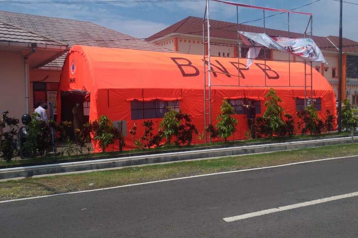 Tenda untuk IGD di halaman RSUD Cilacap, Jawa Tengah.