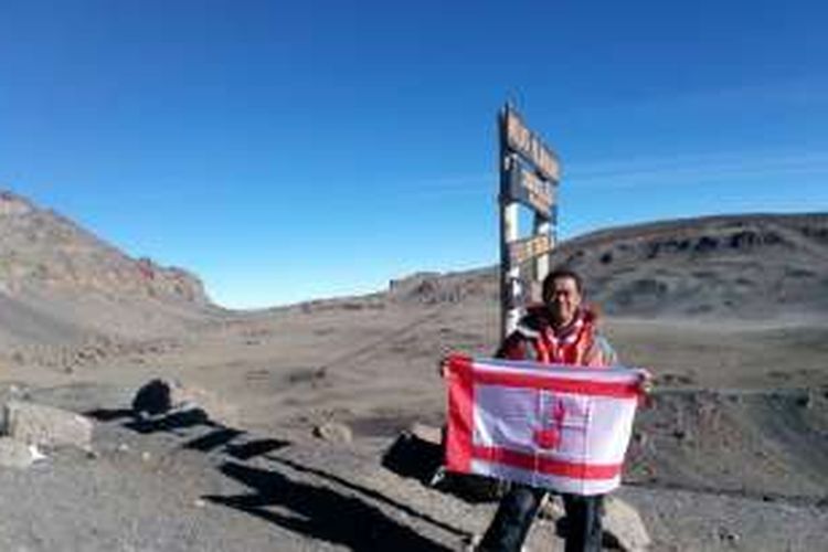 Andalan nasional Gerakan Pramuka Kak Eko Sulistio berhasil kibarkan bendera Indonesia dan bendera Gerakan Pramuka di Puncak Kilimanjaro.