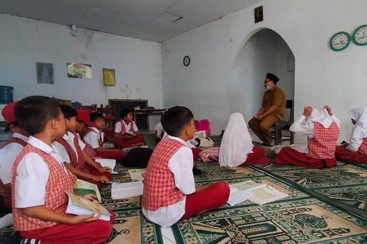 Murid SDN Argasari Kecamatan Cihideung Kota Tasikmalaya, Jawa Barat, selama ini proses KBM-nya terganggu bau sampah menyengat sampai pindah ruangan ke Mushala, Selasa (21/2/2023).