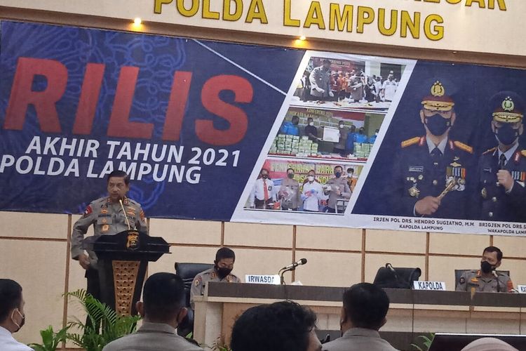 Kapolda Lampung Irjen Hendro Sugiatno saat memaparkan pers rilis akhir tahun di Mapolda Lampung.