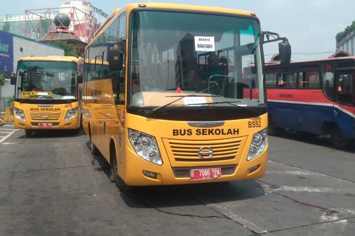 Selasa (15/3/2016), bus sekolah disediakan sebagai alternatif karena sebagian angkutan umum masih belum beroperasi.