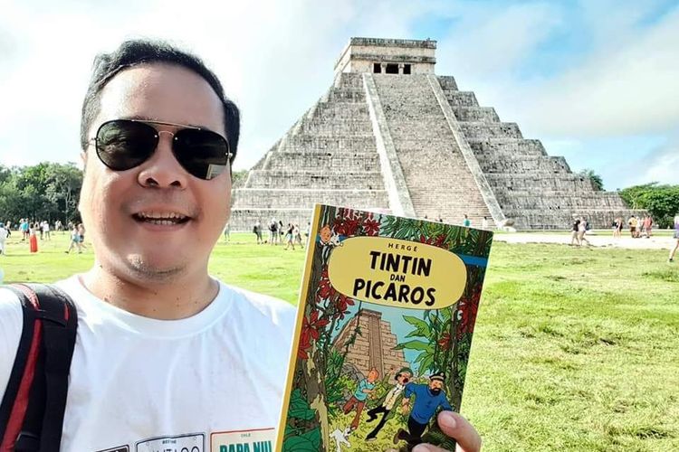 Nelwin Aldriansyah sedang berfoto di Chichen Itza, Meksiko, seperti episode Tintin dan Picaros.