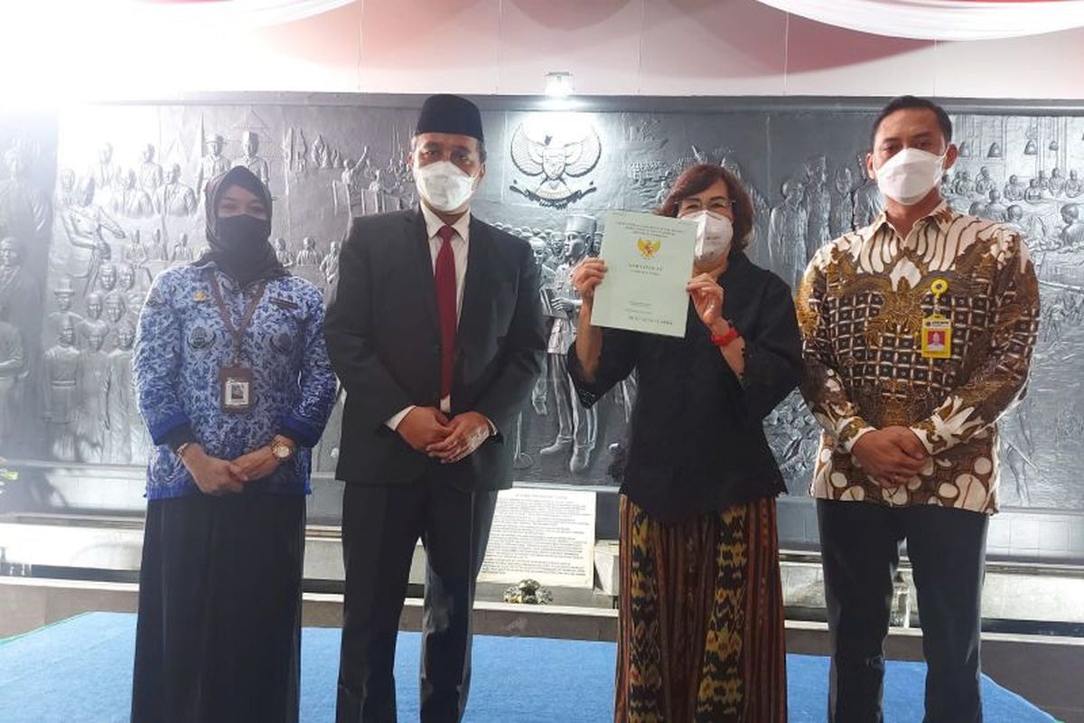Ahli Waris yang juga cucu dari Sie Kong Lian, Yanti Silman, menyerahkan sertifikat lahan Museum Sumpah Pemuda kepada Negara melalui Kementerian Pendidikan, Kebudayaan, Riset dan Teknologi (Kemendikbudristek) di Jakarta, Kamis (28/10/2021). 