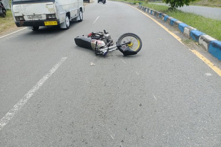 Nampak sepeda motor Honda GL Max dengan modifikasi tanpa TNKB yang dikendarai oleh korban berinisial MW (20), saat berada di jalan raya Sentani-Waena, Distrik Sentani Timur, Kabupaten Jayapura, Papua, Jumat (30/9/2022), usai mengalami kecelakaan tunggal yang mengakibatkan pengendara (korban) meninggal dunia di tempat