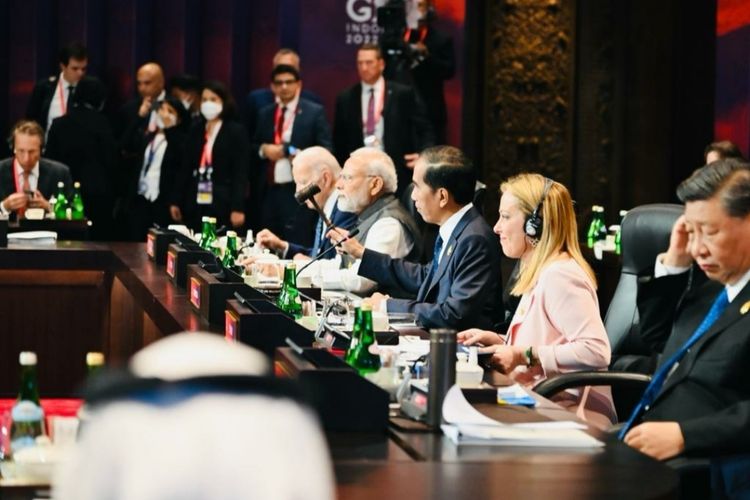 Presiden Joko Widodo duduk berdekatan dengan Presiden Amerika Serikat (AS) Joe Biden, Perdana Menteri (PM) India Narendra Modi, PM Italia Giorgia Meloni dan Presiden China Xi Jinping saat sesi pertama KTT G20 di Candi Ballroom The Apurva Kempinski, Selasa (15/11/2022)..