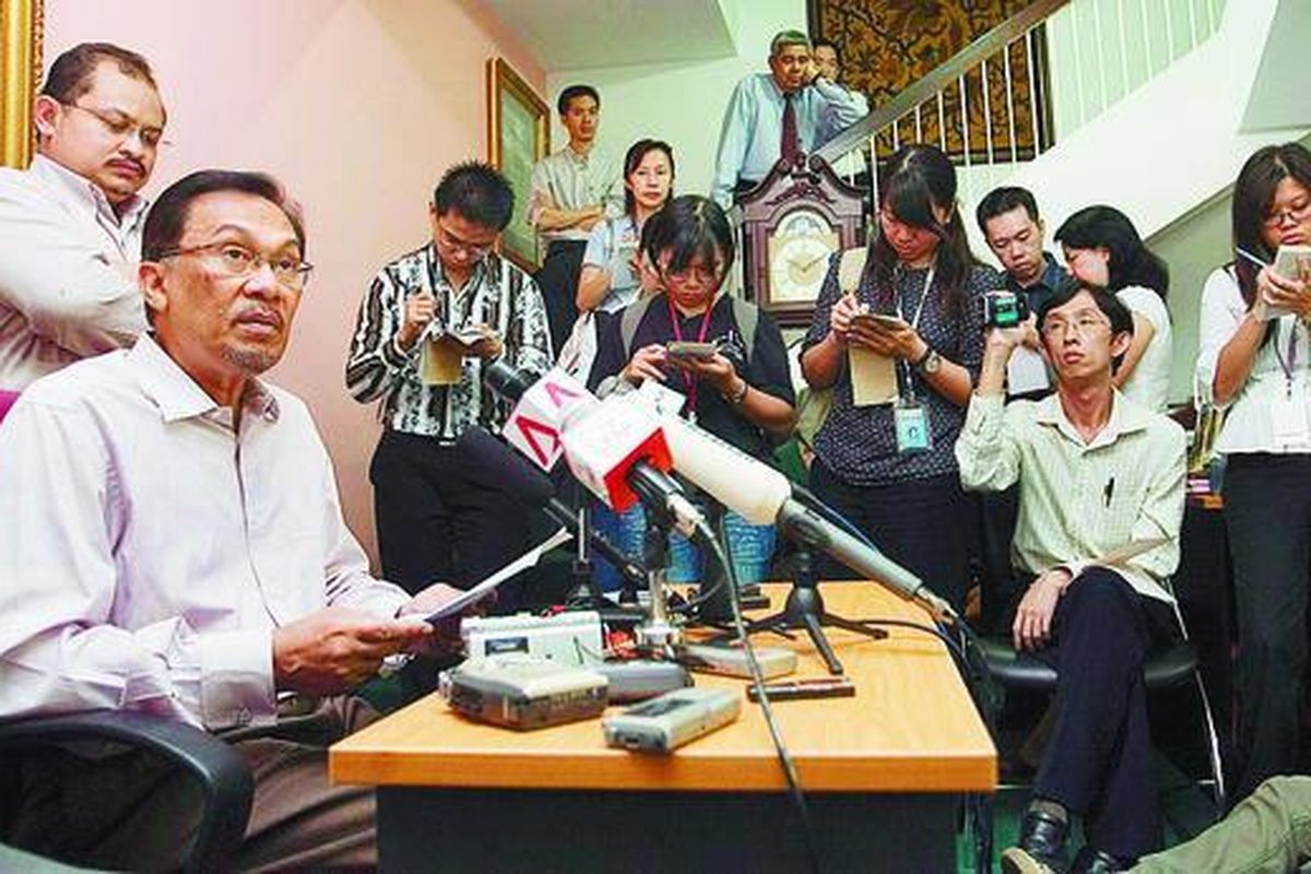 Mantan Perdana Menteri Anwar Ibrahim (kiri) mengadakan jumpa pers di Petaling Jaya, Selangor, Malaysia, Selasa (11/3). Adalah Anwar yang berhasil membuat oposisi bersedia menyingkirkan perbedaan ideologi sehingga bersatu menghadapi Barisan Nasional demi meraih kursi yang lebih besar dalam pemilu parlemen pada Sabtu (8/3) lalu. Anwar berjuang dalam setahun terakhir ini untuk membuat oposisi solid.  