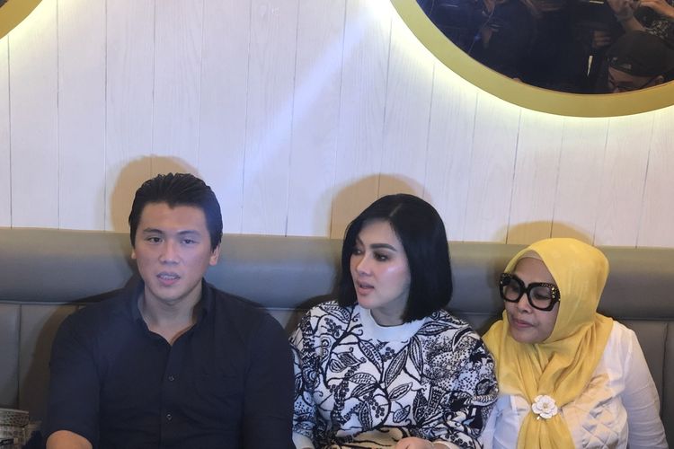 Syahrini dan Reino Barrack saat jumpa pers dalam soft opening Resto Bu Cetarrr di kawasan Cipete, Jakarta Selatan, Minggu (15/12/2019).(KOMPAS.com/Revi C Rantung )