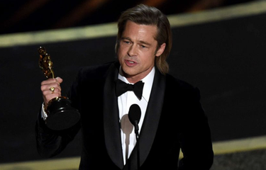 Artis peran Brad Pitt saat tampil di Oscar 2020.