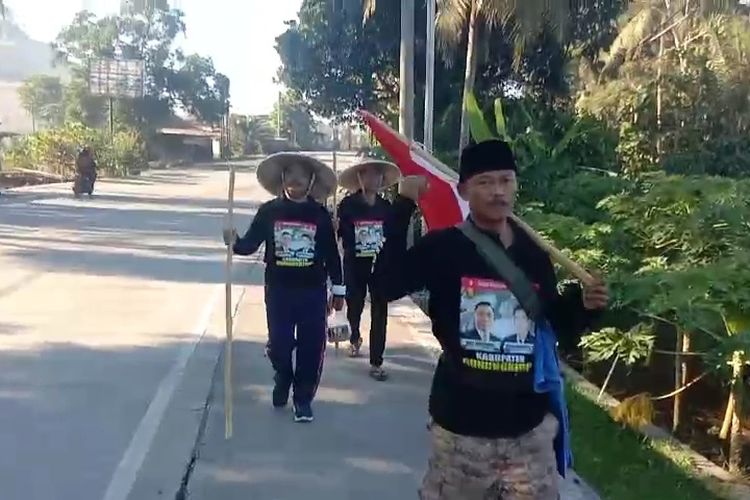 Tiga warga asal Gunungkidul, Daerah Istimewa Yogyakarta (DIY) berjalan kaki ke DKI Jakarta untuk bertemu presiden terpilih, Prabowo Subianto. Hari ini Selasa (7/4/2024), ketiganya sudah sampai di Purworejo Jawa Tengah 