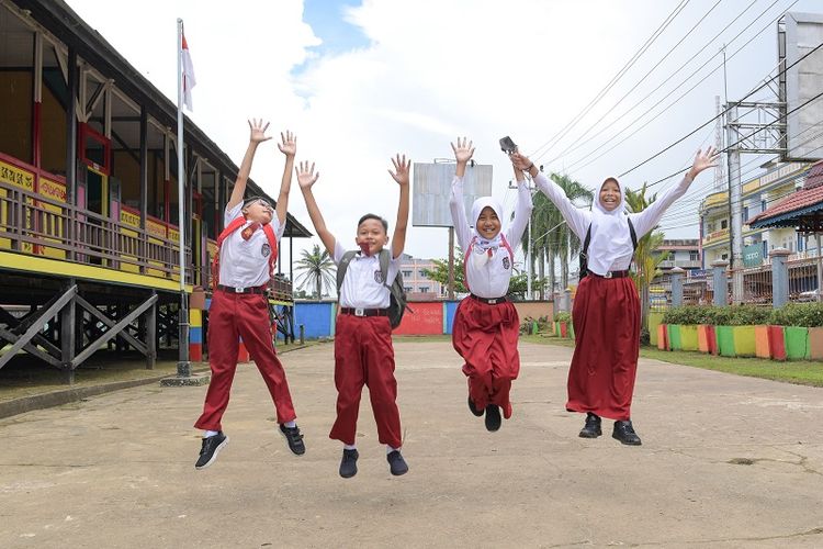 Penyaluran dana BOS dengan sistem terbaru ini dinilai efisien, cepat, dan aman. Hal itu dikarenakan dana BOS yang diberikan langsung masuk ke rekening sekolah, sehingga lebih memudahkan dalam pembagian dan pencairan. 