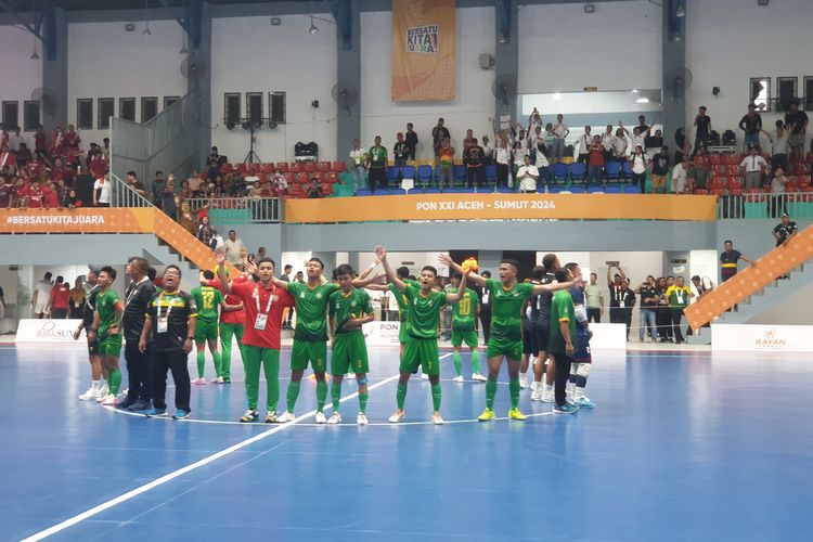 Tim futsal Sumatera Utara sedang merayakan kemenangannya melawan tim DKI Jakarta di GOR Dispora Sumut, Jalan Williem Iskandar, pada Senin (2/9/2024).  