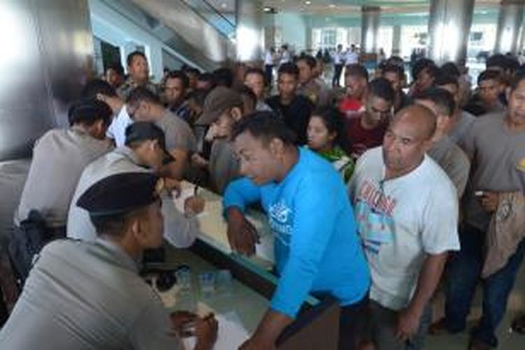 Petugas dari kepolisian mendata ulang identitas korban tenggelamnya kapal KM Wihan Sejahtera yang telah berhasil dievakuasi di Gapura Nusantara, Dermaga Tanjung Perak, Surabaya, Senin (16/11/2015).