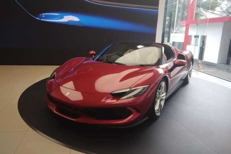 Ferrari 296 GTS resmi meluncur di Indonesia. Supercar berjantung hibrida tersebut merupakan mobil versi atap terbuka dari Ferrari 296 GTB yang sudah meluncur pada Juli 2022.