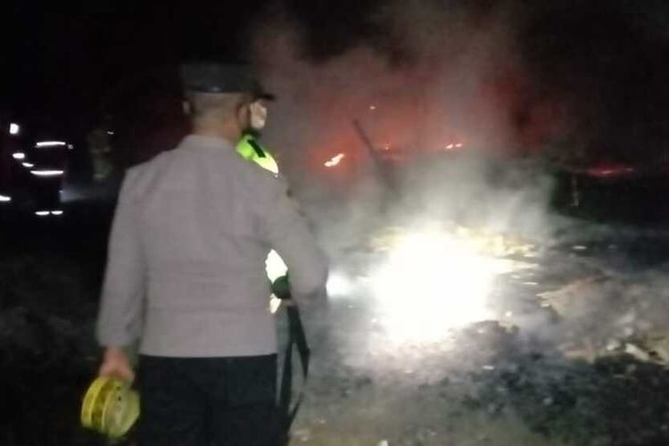 Kebakaran kandang ayam di Desa Pagubugan, Kecamatan Binangun, Kabupaten Cilacap, Jawa Tengah, Sabtu (8/1/2022) malam.