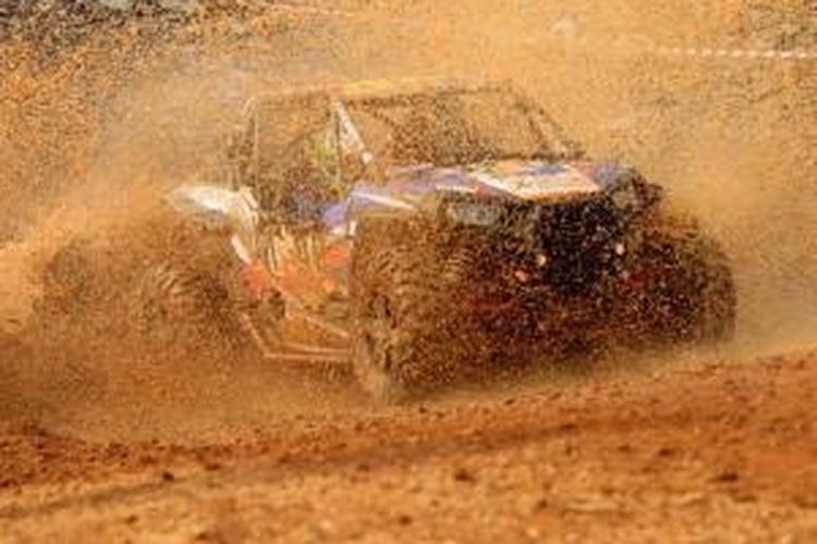 Pebalap beraksi dalam Kejuaraan Nasional Indonesia Xtreme  Adventure Individual seri pertama di Sirkuit Offroad Jhonlin Group, Batulicin, Tanah Bumbu, Kalimantan Selatan, Sabtu (4/4/2015). Sebanyak 66 peserta dari berbagai kota di Indonesia bertarung memperebutkan tempat terbaik.