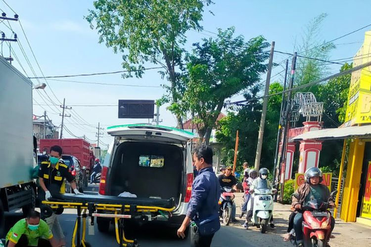 Penumpang sepeda motor tewas tertabrak truk usai terjatuh, pasca sepeda motor yang ditumpangi menabrak truk di Jalan Raya Cerme Lor, Kecamatan Cerme, Gresik, Jawa Timur, Selasa (11/4/2023).