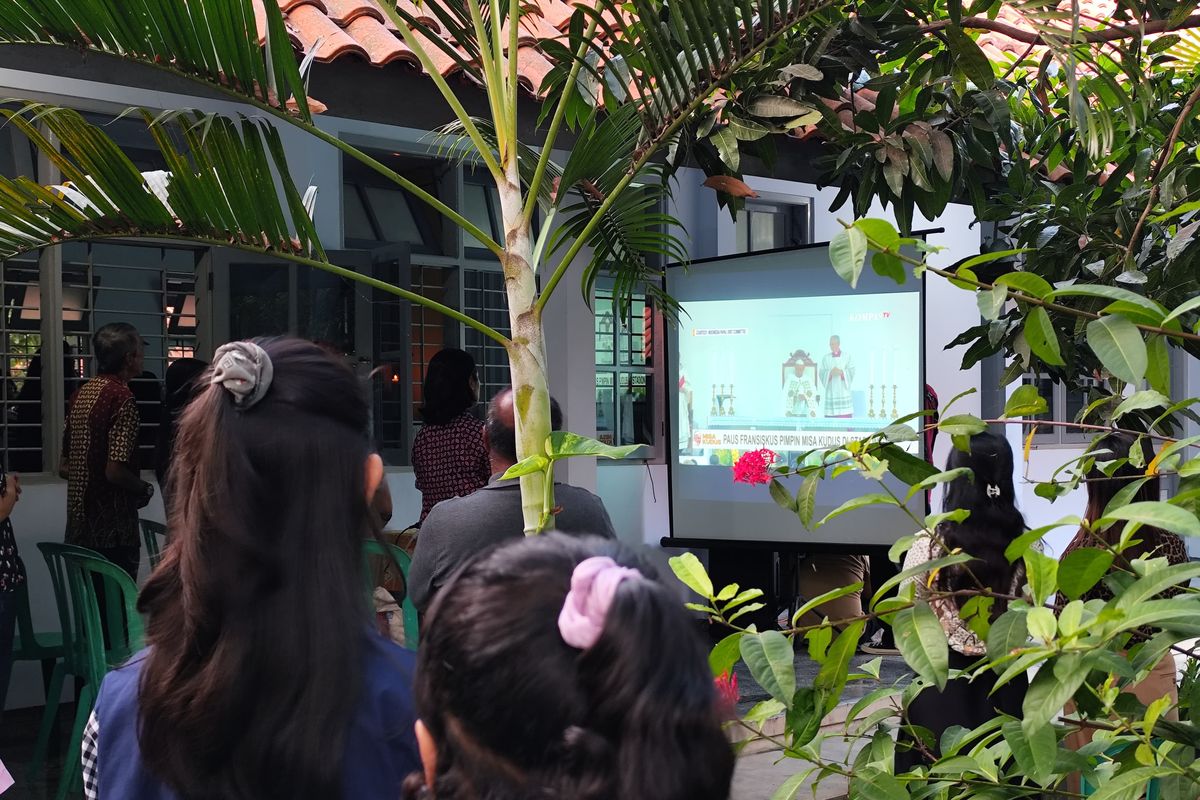 Umat Katolik menyaksikan misa melalui dua layar yang dipasang di Kapel Susteran Santa Perawan Maria yang berada di Jalan Jaksa Agung Suprapto. Banyuwangi, Kamis (5/9/2024)